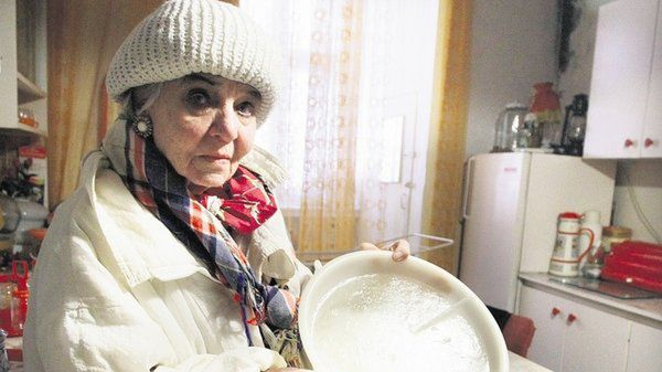 W kuchni pani Albertyny zamarzła woda pozostawiona w misce