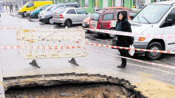 Robotnicy zrobili wykop, aby dostać się do źródła wycieku