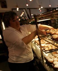 Ciastka z "Trumienki", fryzura marki "Obciach". Czy nazwa pomaga?