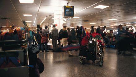 Pracownik, który nie wrócił z zagranicy, może prosić o dłuższy urlop