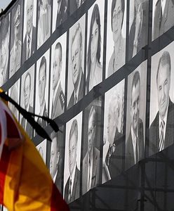 96 Ofiar katastrofy pod Smoleńskiem patrzy na pl. Piłsudskiego