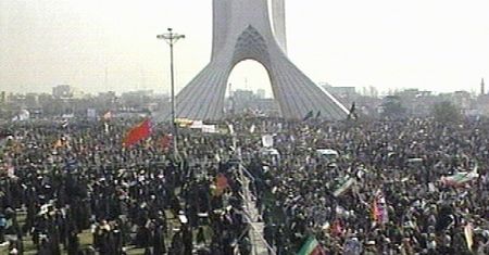Strzały i gaz łzawiący - Iran obchodzi rocznicę rewolucji