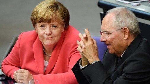 Wolfgang Schaeuble w rozmowie z Angelą Merkel
