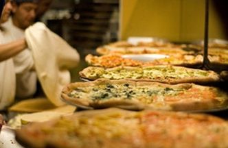 Włochy: pizzę je się rękoma czy sztućcami?