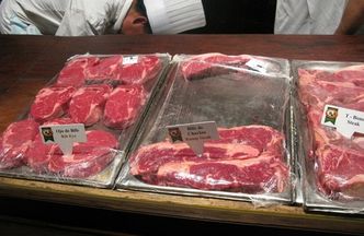 Jak rozpoznać dobre mięso? Ekspert doradza, co kupić na grilla