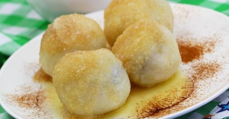 Knedle z jagodami i waniliową śmietanką