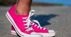 Sportowe buty łącz z eleganckimi dodatkami