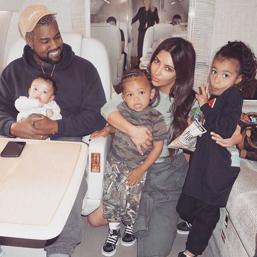 Kim Kardashian pokazała rodzinne foto, mama , tata i trójka dzieci
