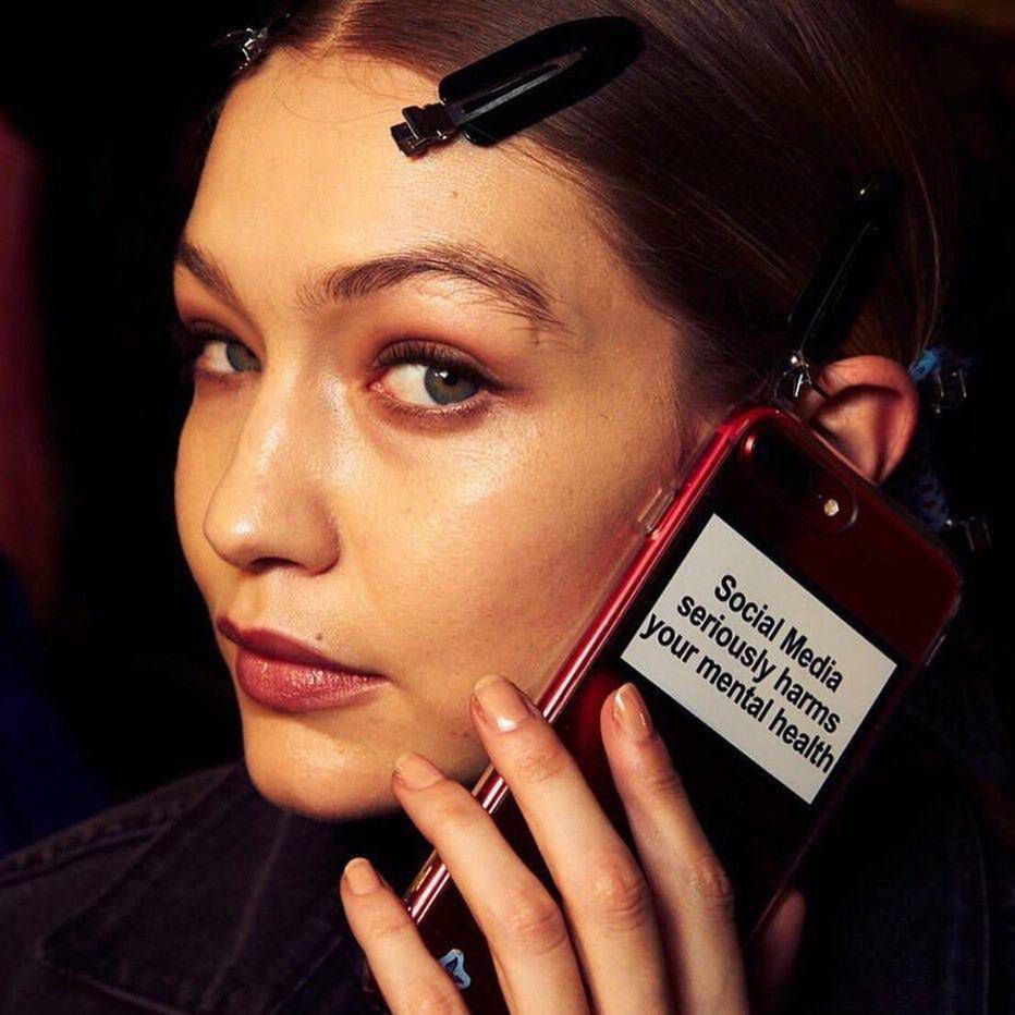 Gigi Hadid z obudową na telefon Urban Sophistication