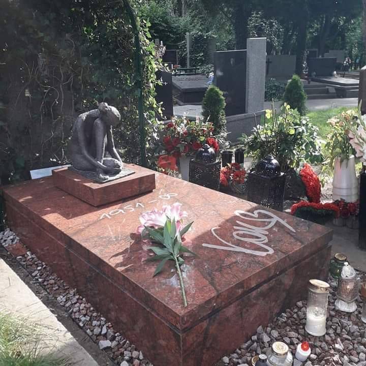 Grób Kory
