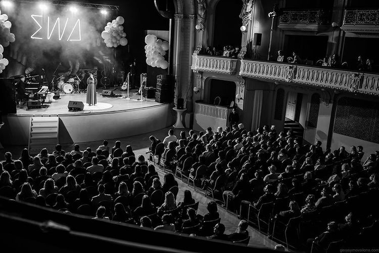 Koncert ciężarnej Ewy Farnej