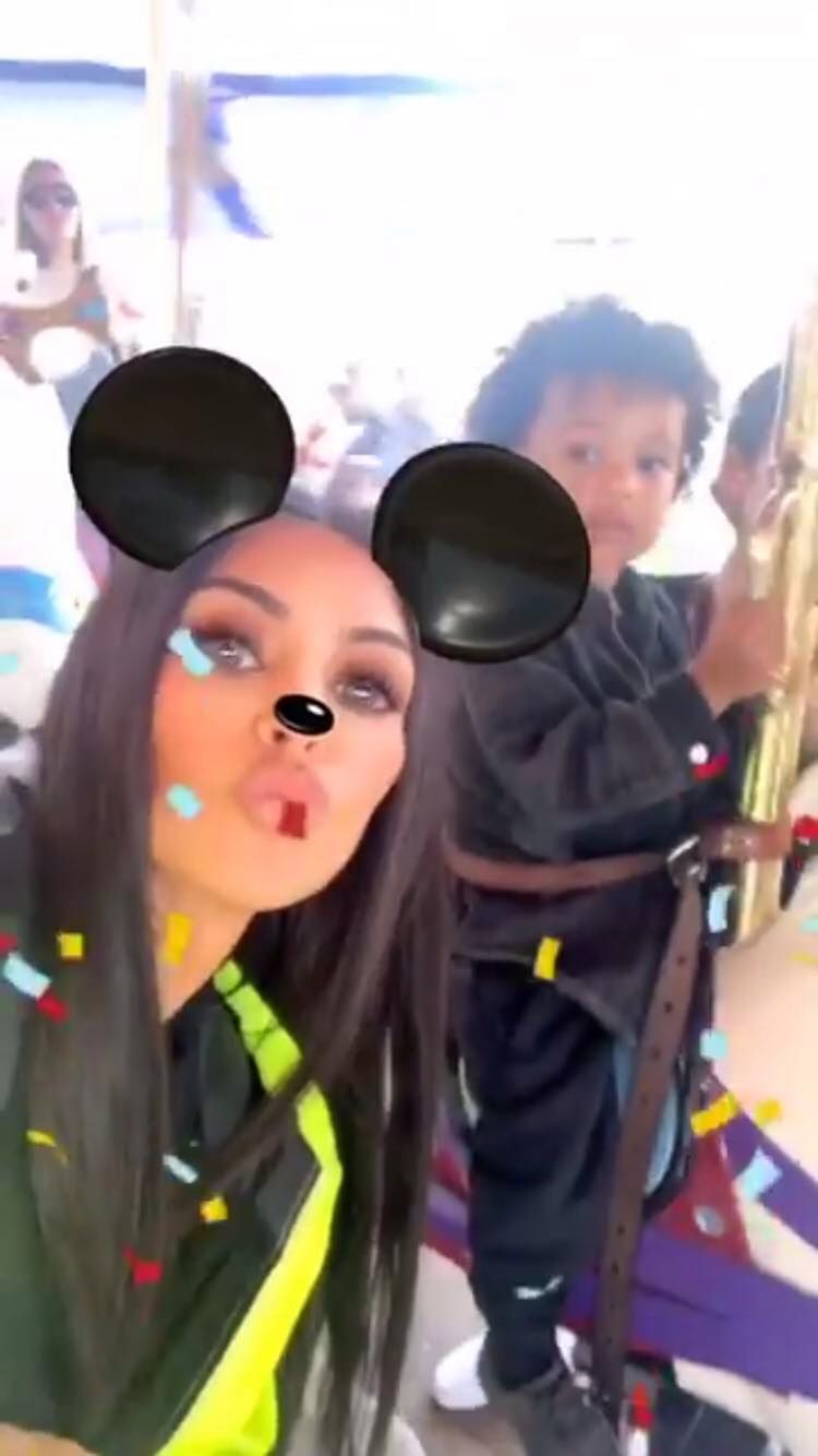 Kim Kardashian w Disenylandzie z dziećmi