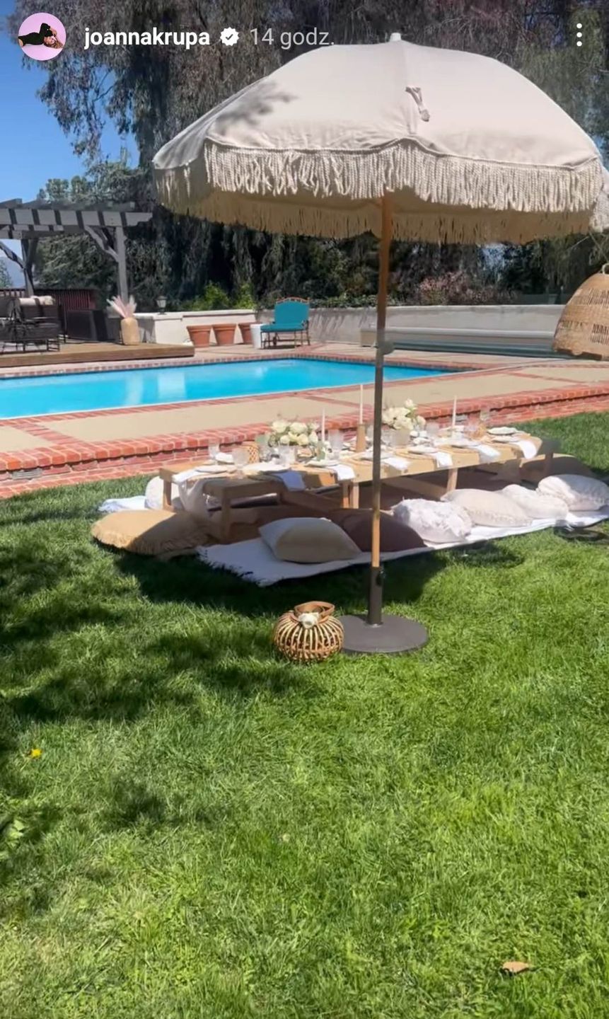 Joanna Krupa - lunch nad basenem