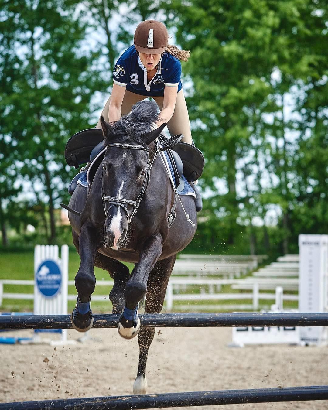 Kinga Rusin trenuje jazdę konną