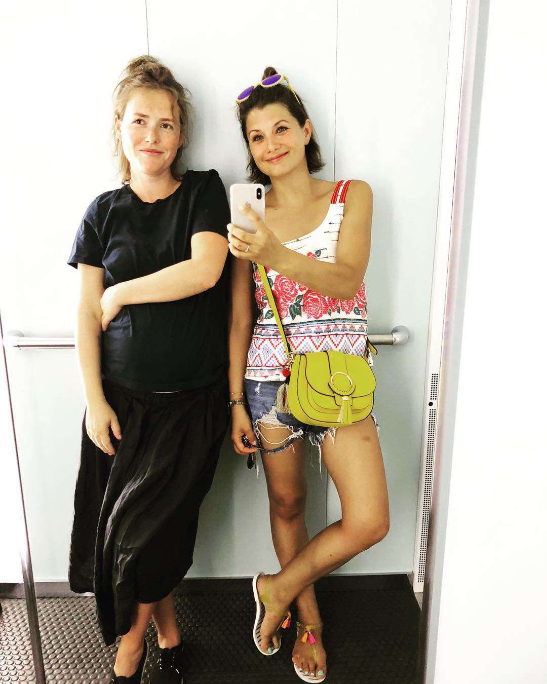Agnieszka Sienkiewicz z ciężarną Olgą Frycz w windzie