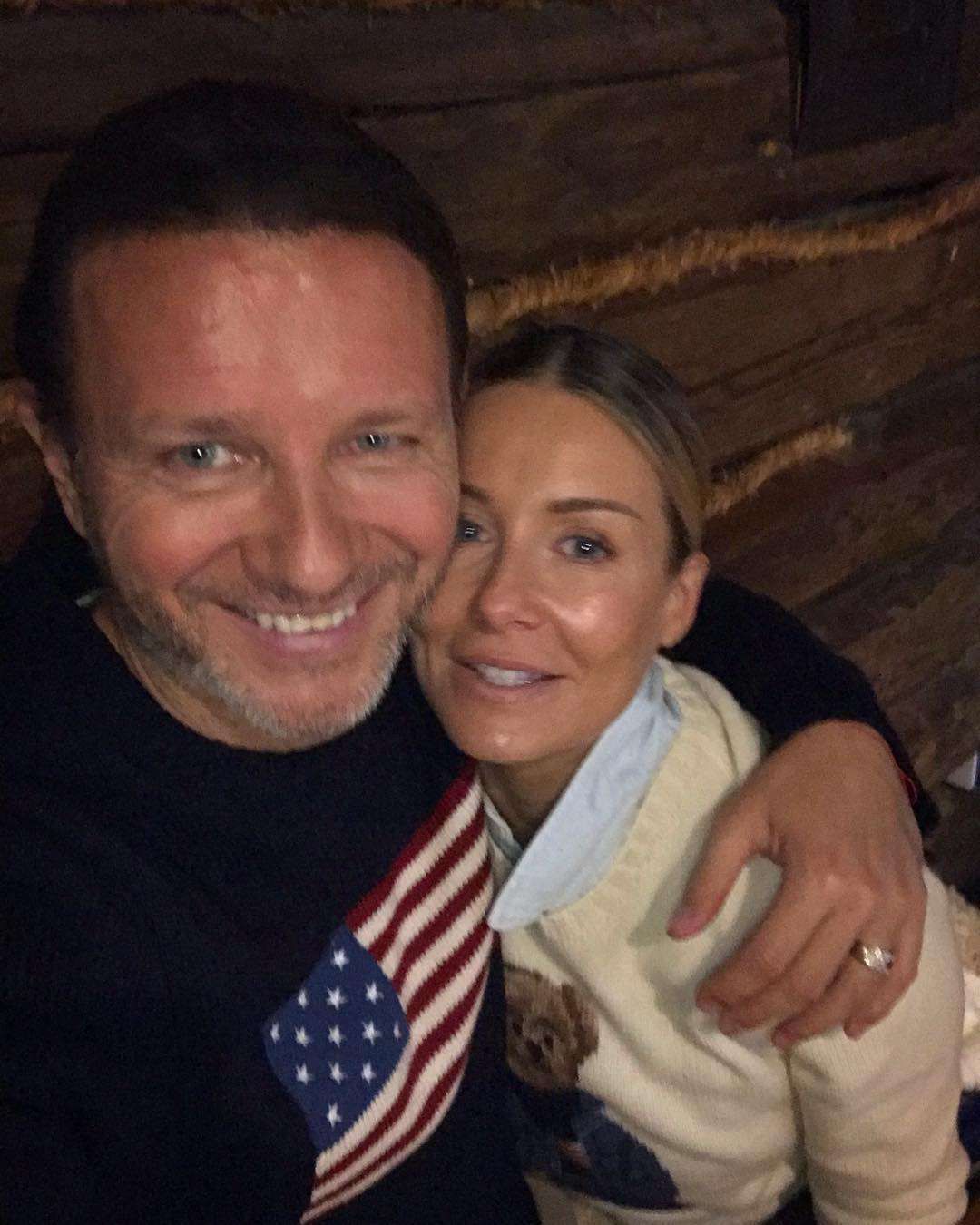 Małgorzata Rozenek pozuje z mężem po grzańcu