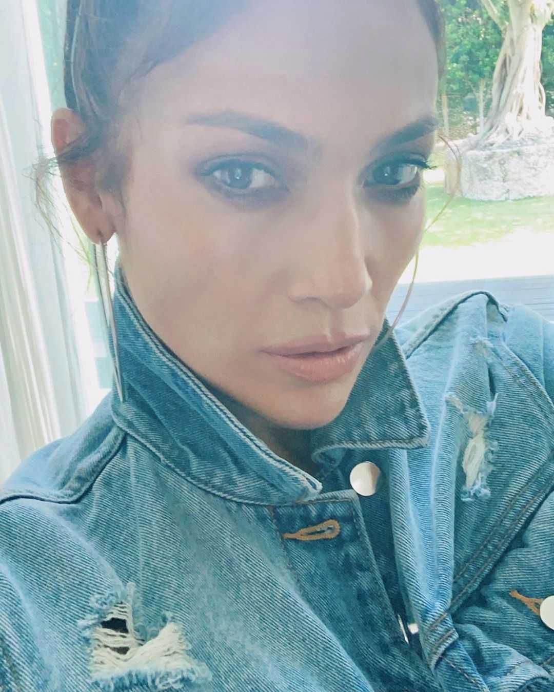 Jennifer Lopez w urodzinowej kurtce wypina pośladki w białych getrach