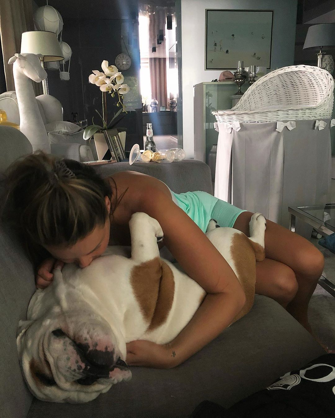 Małgorzata Rozenek z Georgem - butelka i laktator w tle