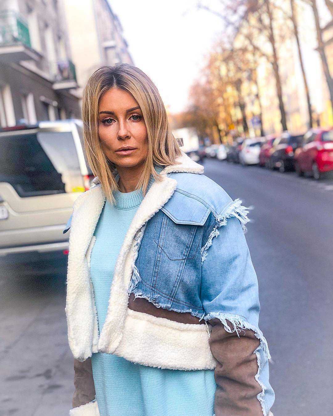 Małgorzata Rozenek w białych kozaczkach i mini