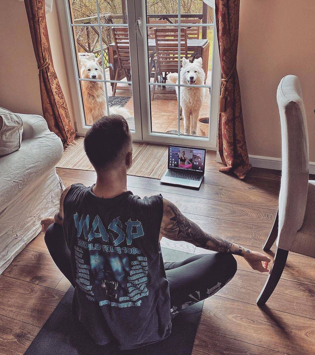 Nergal ćwiczy jogę