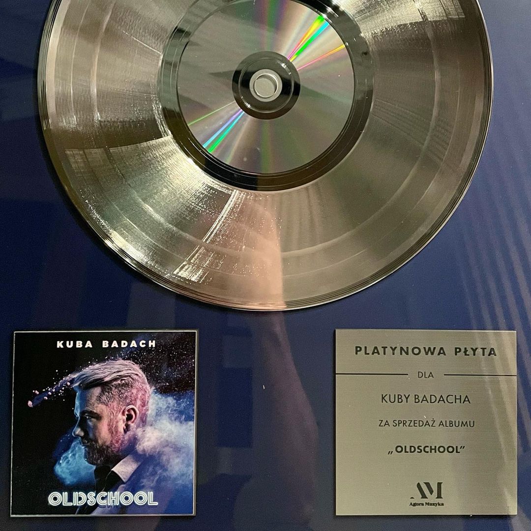 Kuba Badach chwali się platynową płytą