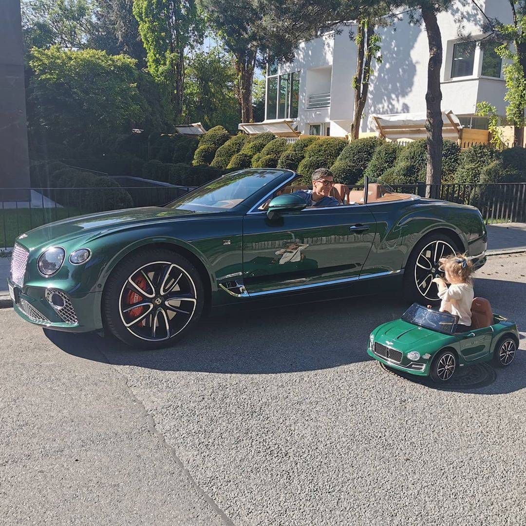Robert Lewandowski i Klara Lewandowska w swoich autach