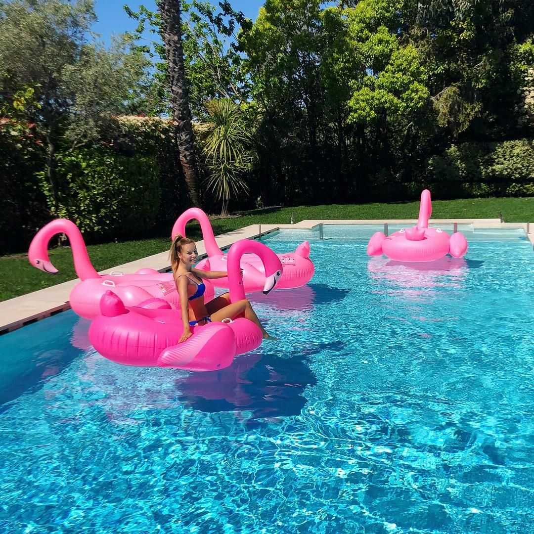 Izabela Janachowska pręży się na różowym flamingu