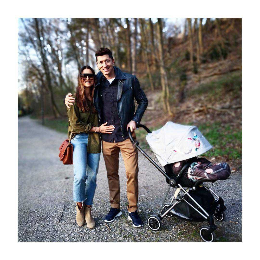 Anna Lewandowska, Robert Lewandowski i Klara Lewandowska na spacerze