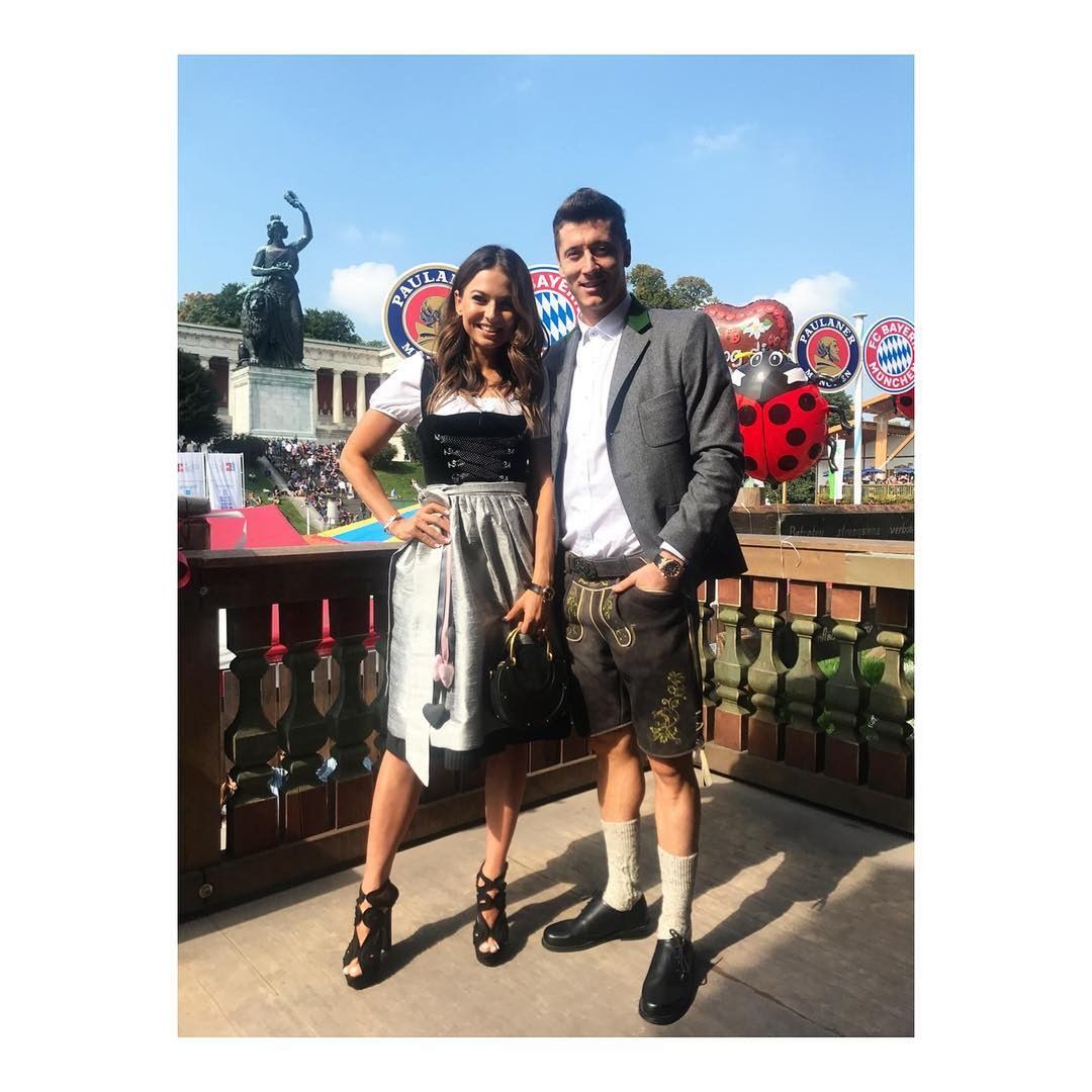 Anna Lewandowska i Robert Lewandowski w regionalnych strojach na Oktoberfest