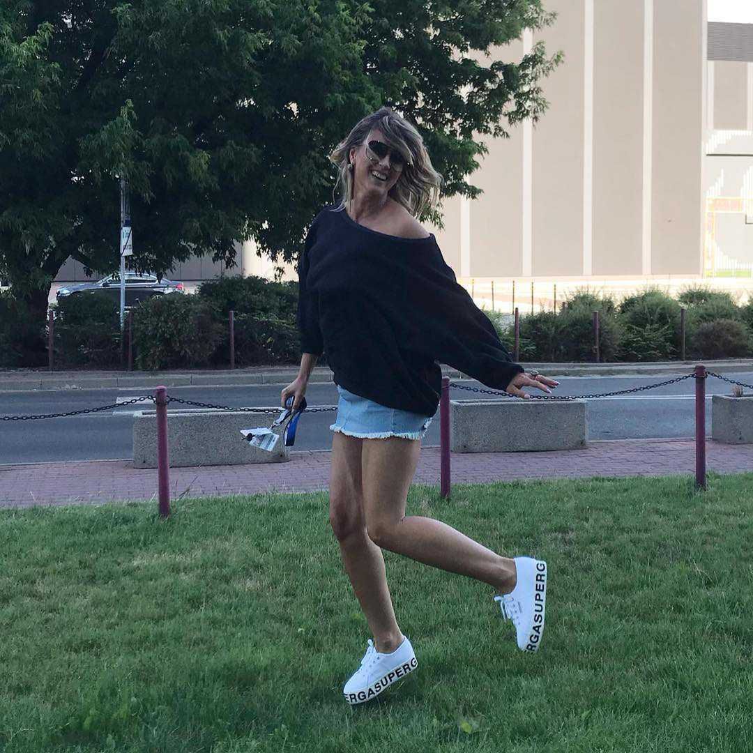 Karolina Szostak z rozwianym włosem i krótkiej mini pokazała zgrabne nogi