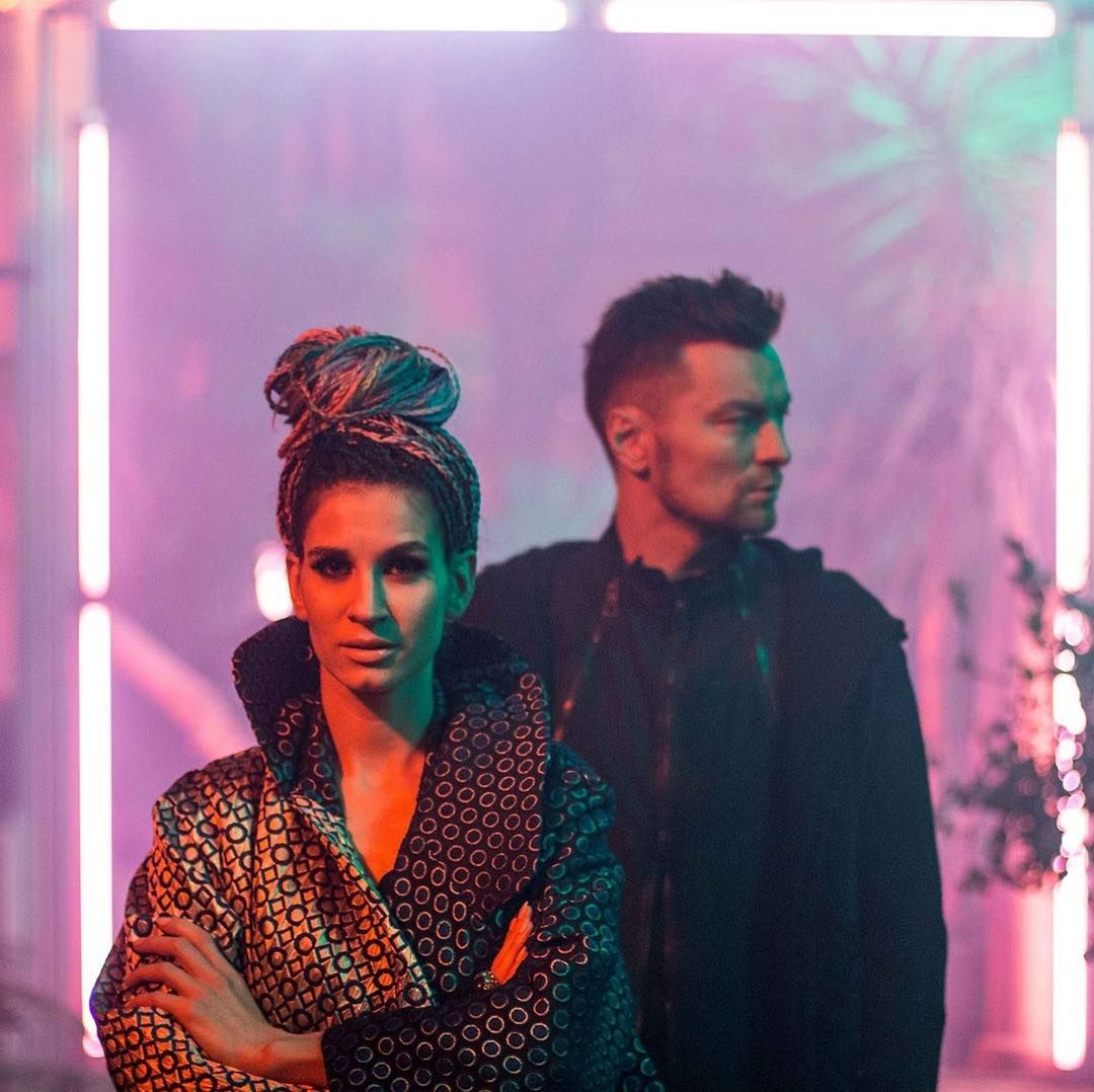 Sylwia Grzeszczak w różowych warkoczykach promuje nowy singiel