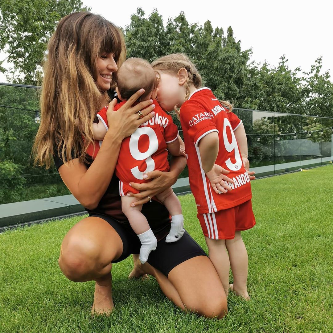 Anna Lewandowska z córkami wspierają Roberta Lewandowskiego