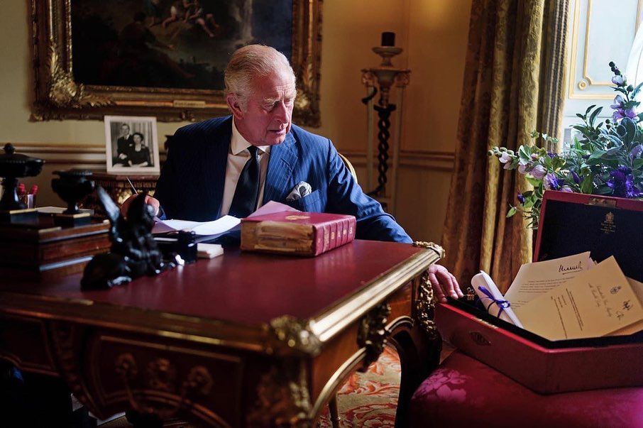 Pierwsze zdjęcie Karola III w pracy. Poddani są zaniepokojeni