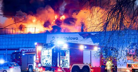 Pożar marketu w Rudzie Śląskiej: słup dymu widoczny nad miastem.