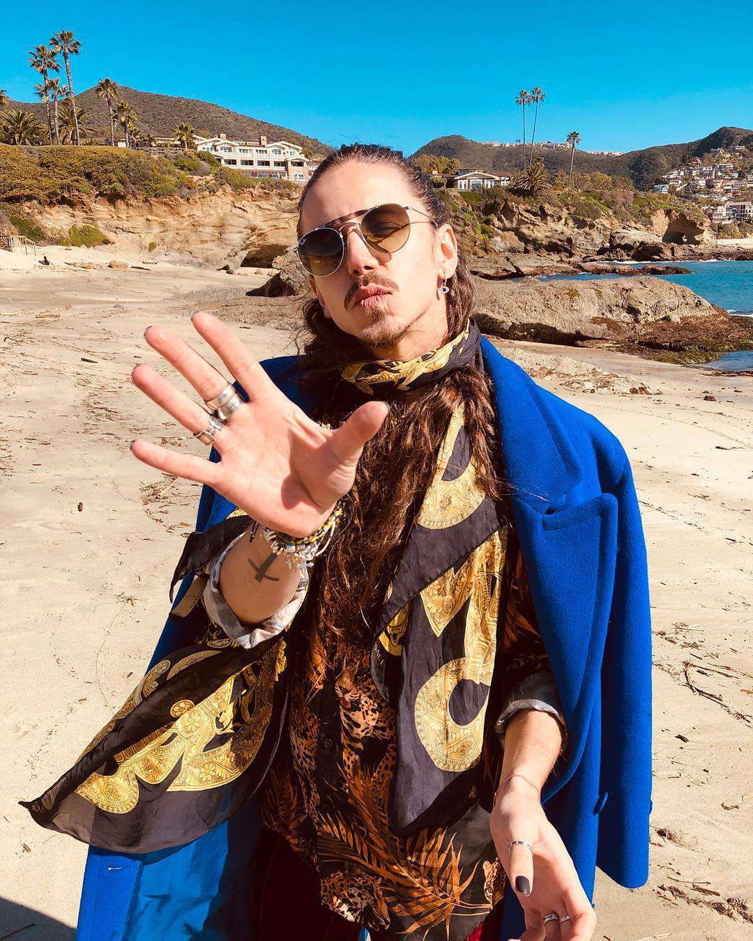 weekend Michał Szpak zaszalał modowo w Los Angeles. Na zdjęciach z Laguna Beach wygląda jak młody Freddie Mercury!