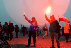 Marsz Niepodległości idzie ulicami Warszawy