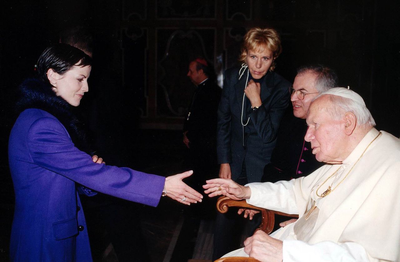 Dolores O’Riordan i Jan Paweł II, spotkanie w Watykanie - 14 grudnia 2001