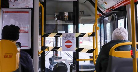 Warszawa. Niemowlę wypadło z wózka, gdy kierowca autobusu ostro zahamował.