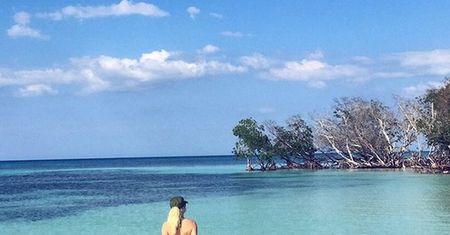 Margaret topless na Kubie