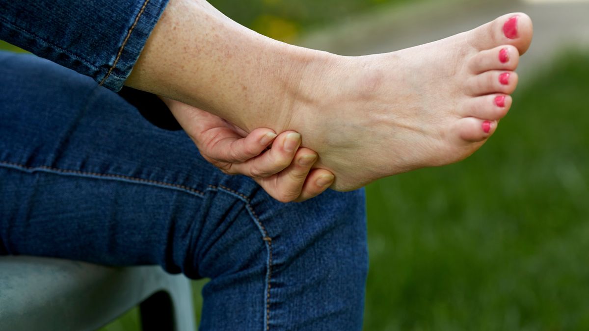 Uszkodzenie nerwu piszczelowego może objawiać się niedowładem