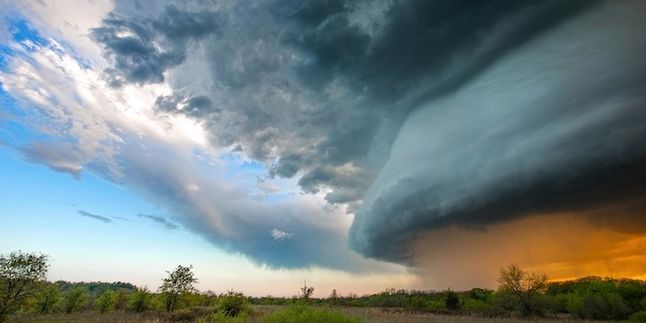 „Chmury tego typu są odpowiedzialne za powstawanie większości silnych tornad i opadów gradu o dużych rozmiarach. Najwięcej tego typu burz tworzy się w środkowej części Stanów Zjednoczonych w tzw. alei Tornad. Superkomórki występują również w innych rejonach świata, wszędzie tam, gdzie istnieje zagrożenie tornadami (pojawiają się w dużej części Europy, również w Polsce)".