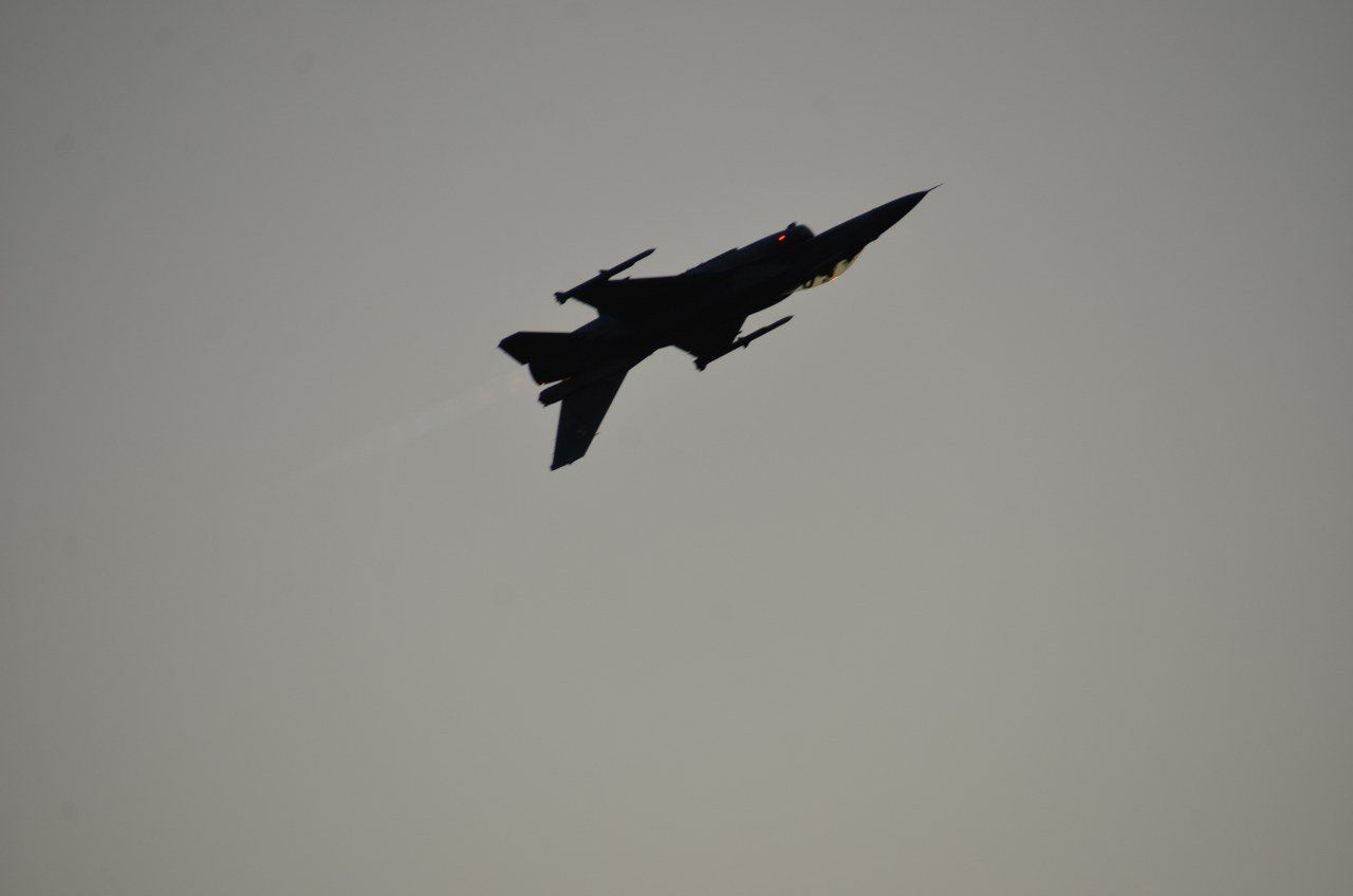 Nocne pokazy w ramach Antidotum Airshow Leszno 2025 zapierały dech w piersiach. Na lotnisku był komplet publiczności