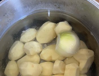 Dorzuć ceublę do gotujących się ziemniaków. Ten trik zmienia wszystko