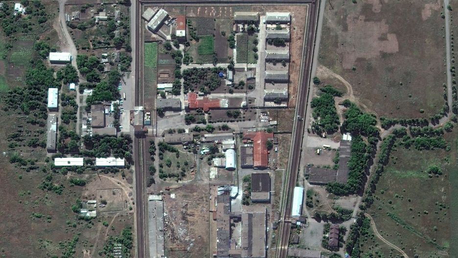 Rosjanie ostrzelali ob�z jeniecki w O?eniwce
In this satellite photo provided by Maxar Technologies, a view of the Olenivka detection center, in Eastern Donetsk province, after an attack on the prison reportedly killed Ukrainian soldiers captured in May after the fall of Mariupol, a Black Sea port city where troops and the Azov Regiment of the national guard famously held out against a months-long Russian siege. Separatist authorities and Russian officials said the attack killed 53 Ukrainian POWs and wounded another 75.  (Satellite image ©2022 Maxar Technologies via AP)
Maxar Technologies