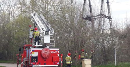 Chcieli podziwiać widoki. Nastolatkowie weszli na słup energetyczny