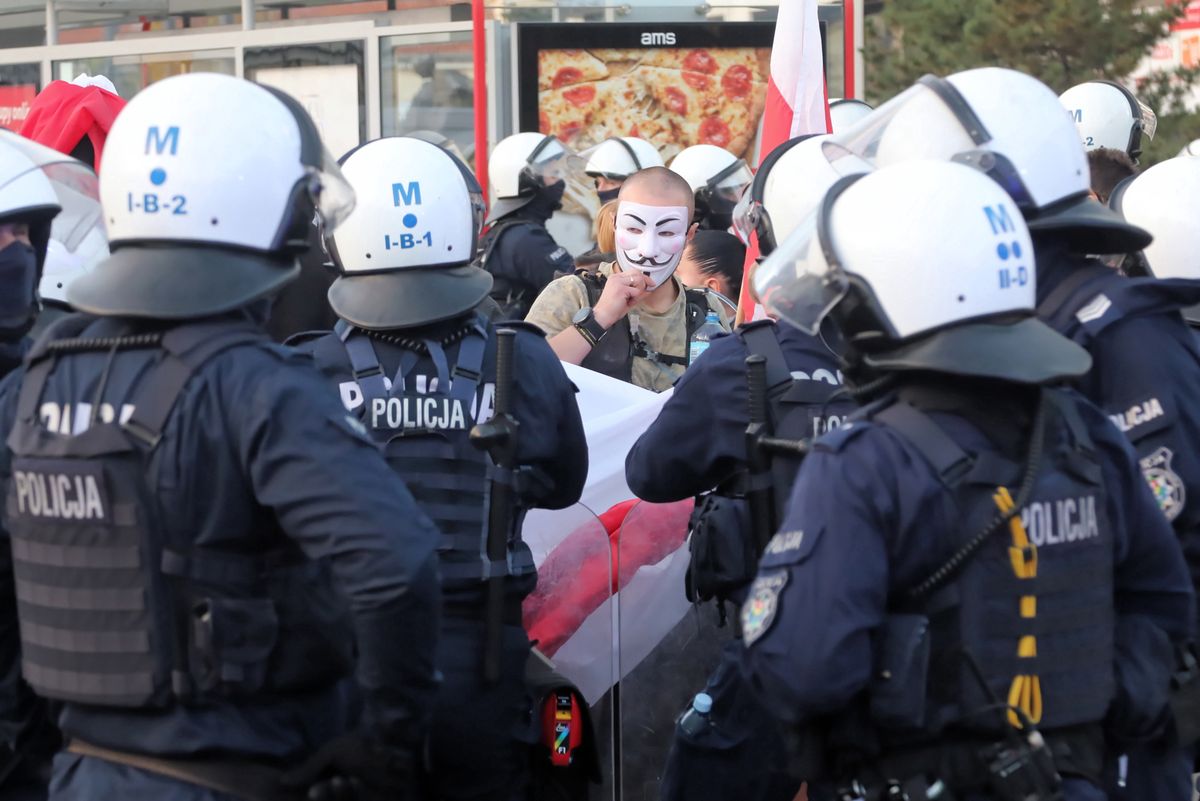 Protesty w Polsce. Gdynia: kibice Arki w biurze posła PiS? Marcin Horała interweniuje