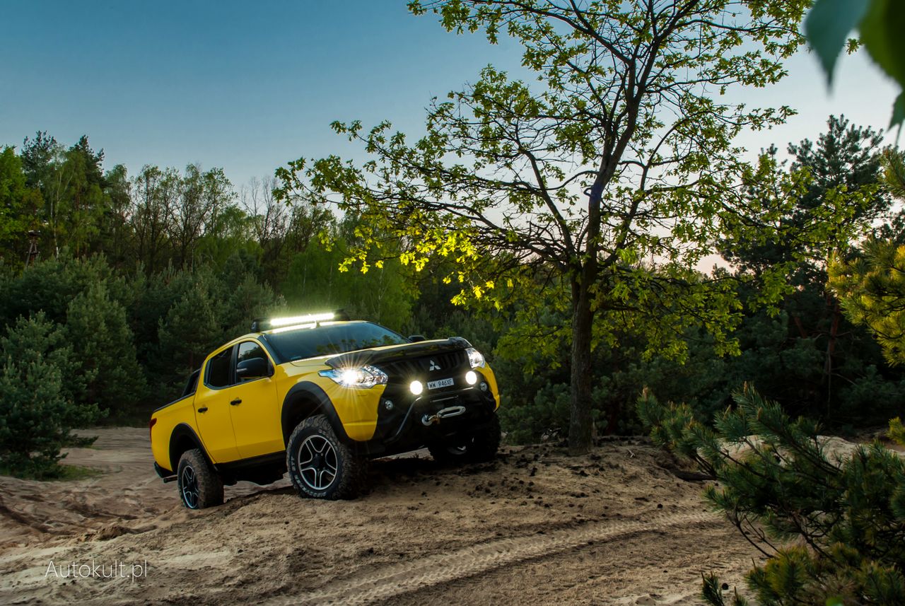 Mitsubishi L200 Monster 2,4 AT (2016) - zdjęcia, wnętrze, bagażnik, modyfikacje