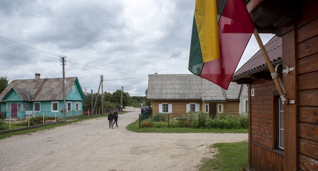 Litwa, wieś Rudniki, w połowie drogi między granicą z Białorusią a Wilnem 