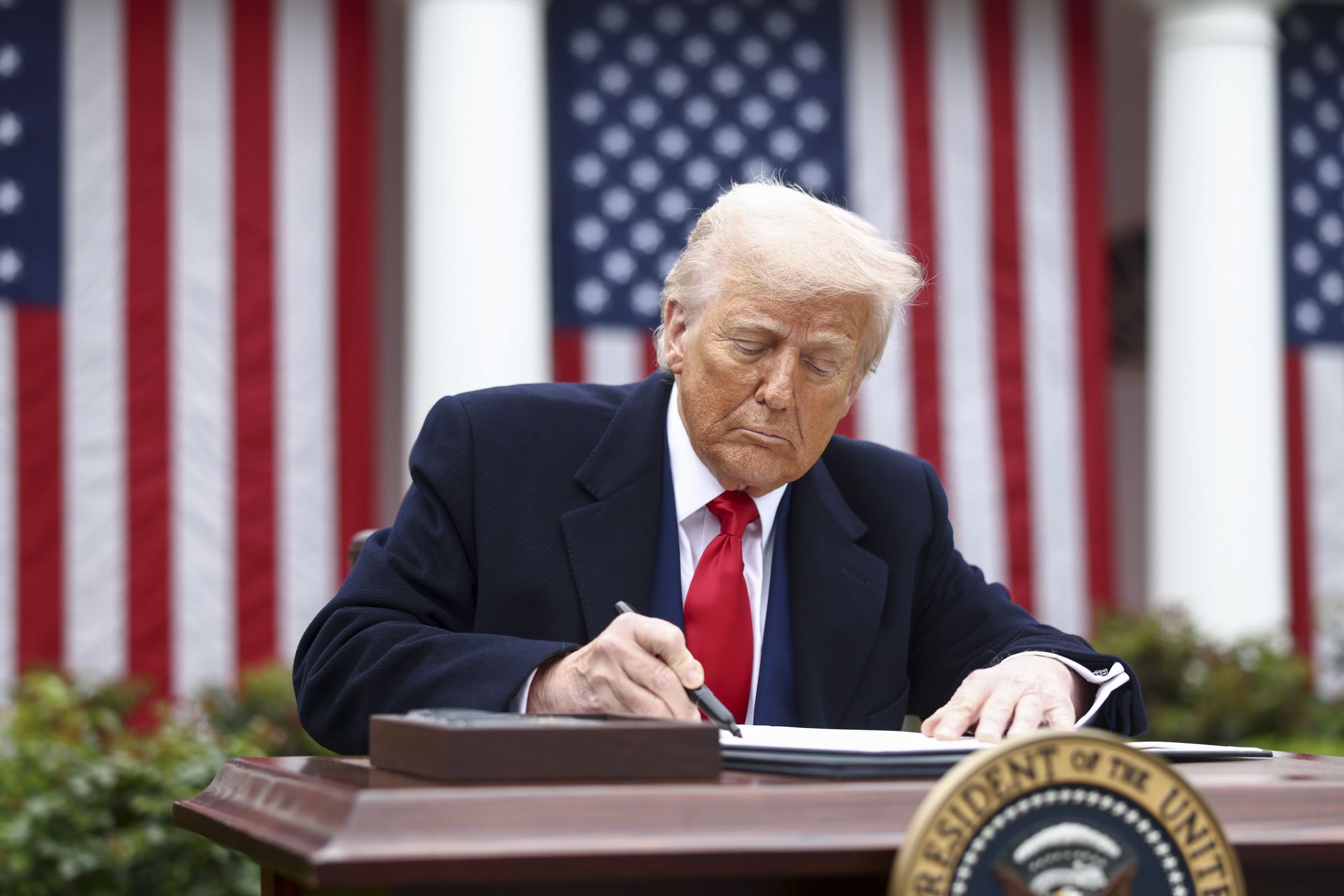 epaselect epa12006131 US President Donald Trump signs an executive order implementing new reciprocal tariffs against US trading partners in the Rose Garden of the White House in Washington, DC, USA, 02 April 2025. Trump has branded the day 'Liberation Day', though most economists expect US consumers to foot the costs. EPA/JIM LO SCALZO / POOL Dostawca: PAP/EPA.