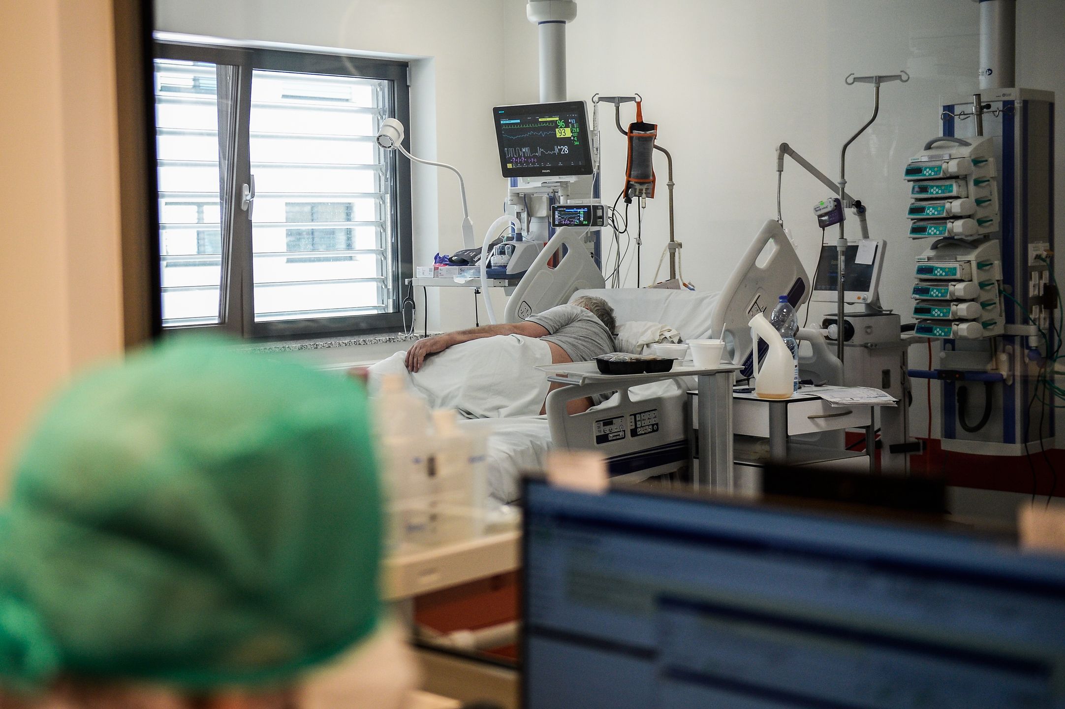 KRAKOW, POLAND - APRIL 18: A conscicous COVID-19 patient looks to a window inside the Intensive Care Unit (ICU) for COVID -19 patients of Krakow's University Hospital on April 18, 2020 in Krakow, Poland. Considered the largest and most modern medical centre in Poland, Krakow University Hospital is one of the designated hospitals to treat COVID-19 patients by the government. For the moment, 150 coronavirus patients are in the hospital and a total of 925 beds are available for future cases. From April 20, Poland will begin to gradually remove certain restrictions introduced in the wake of the COVID-19 epidemic. The country is approaching 10,000 confirmed COVID-19 cases and several hundred deaths. (Photo by Omar Marques/Getty Images)